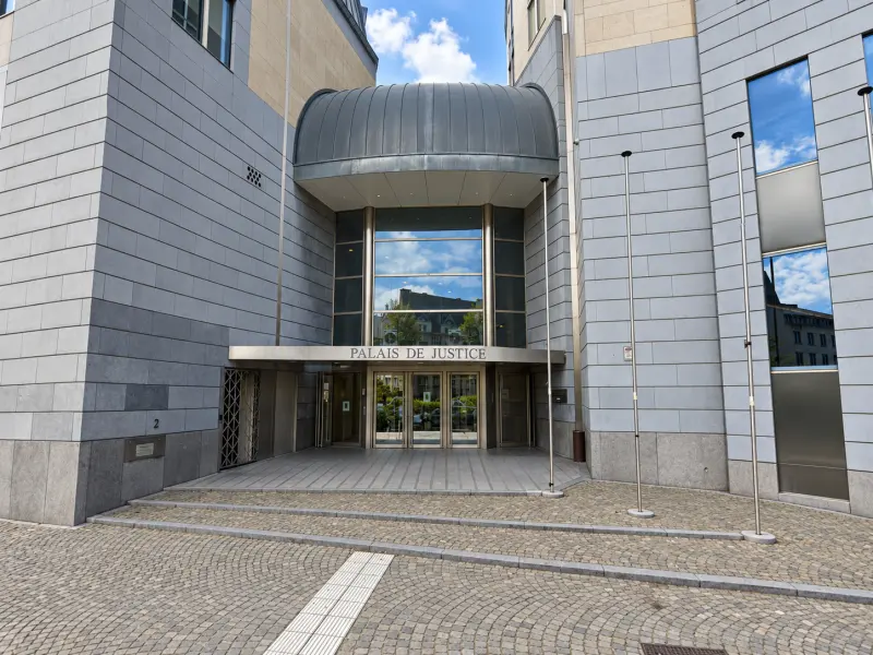 Entrée de l'annexe du palais de justice de Liège, où siège le tribunal de la famille