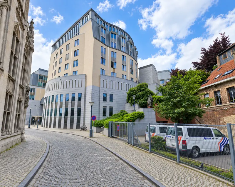 Combis de police devant le palais de justice de Liège